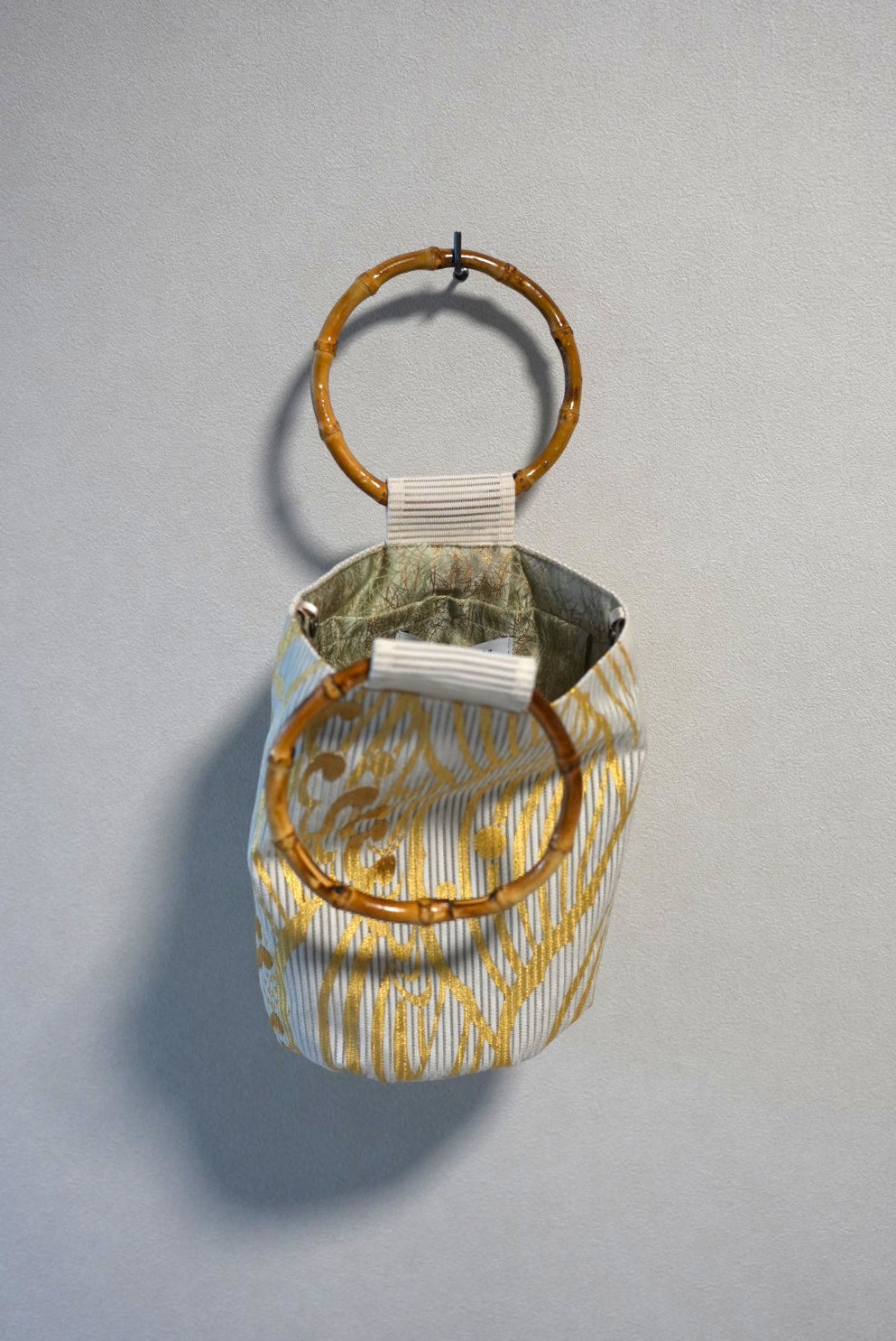［白金・波柄絽地］obi bamboo-handle bag