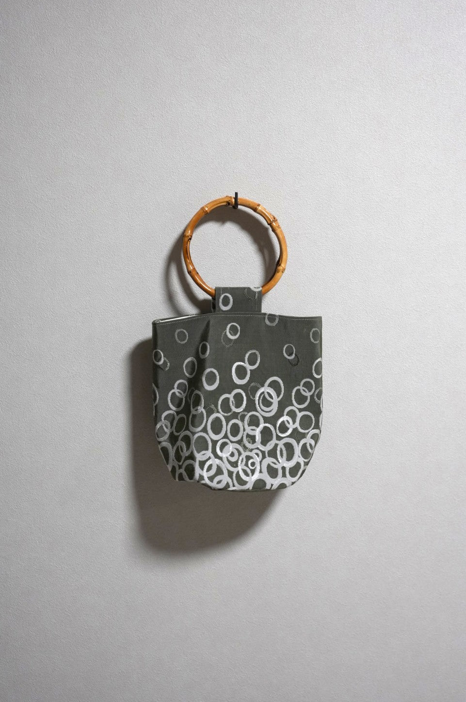 [Khaki/multiple circles] obi bamboo-handle bag