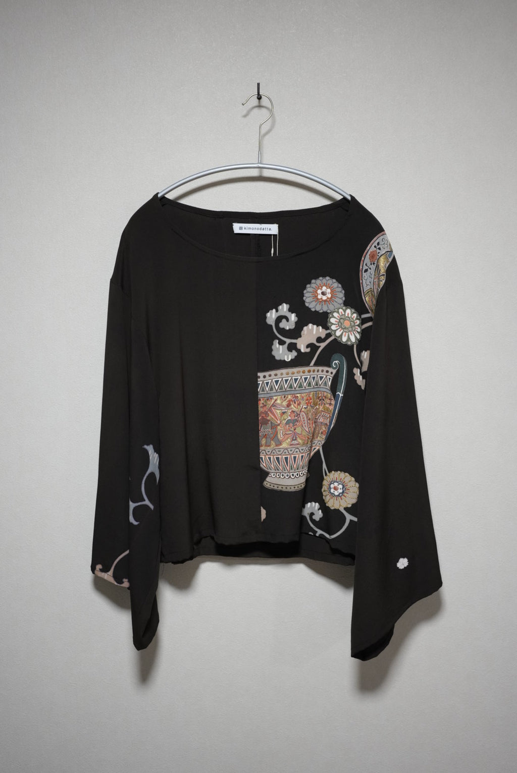[Black/pink flower embroidery] kimono sleeve tops