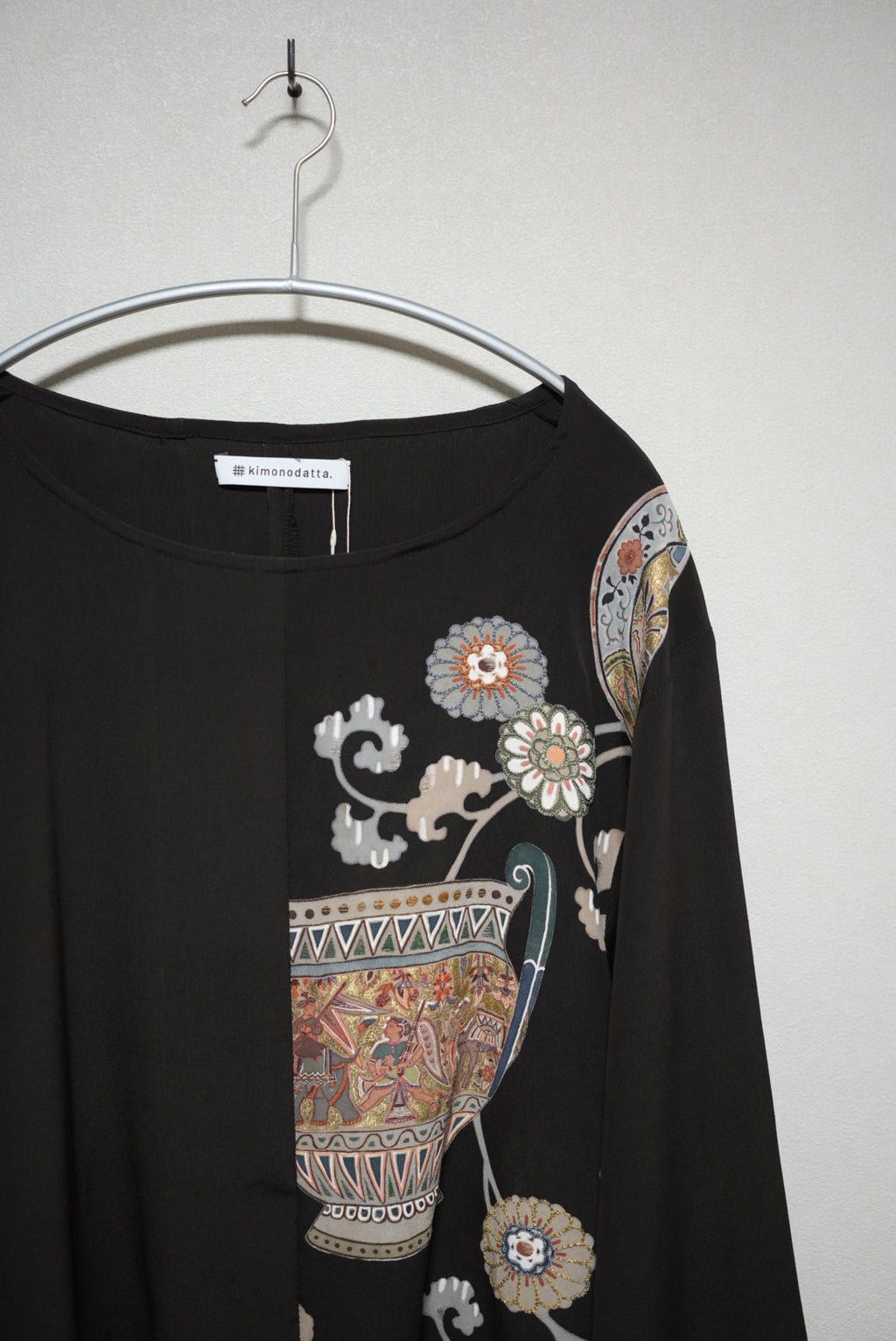 [Black/pink flower embroidery] kimono sleeve tops