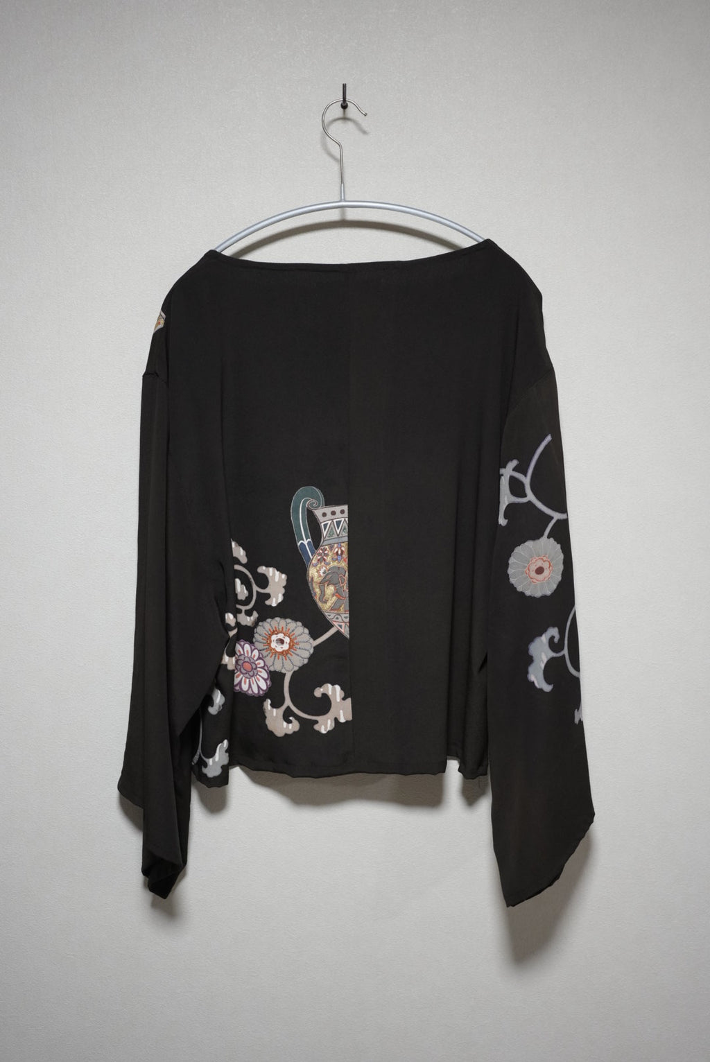 [Black/pink flower embroidery] kimono sleeve tops